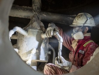 “海洋石油944”鉆井平臺：自修攻堅